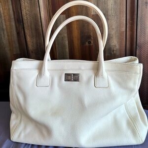 Pre owned CHANEL shoulder bag. In good condition.